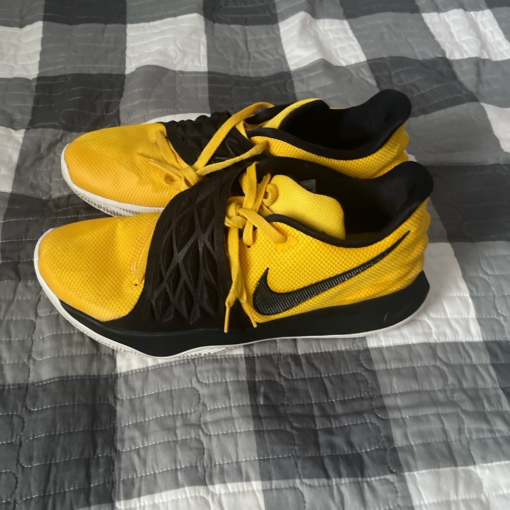 Kyrie 1 low Amarillo size 12.5